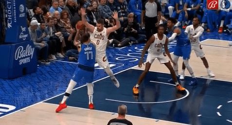 米切尔34分骑士击退独行侠 东契奇空砍30+5+6