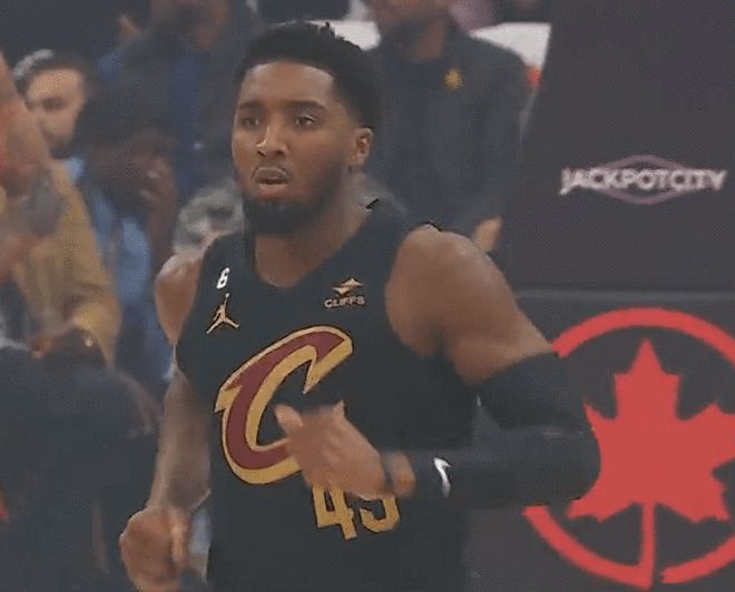 骑士7人上双大胜爵士 米切尔23分马尔卡宁24+6